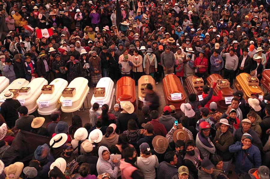 LIM01. JULIACA (PERÚ), 10/01/2023.- Fotografía de ataudes vacíos mientras forman una fila junto a los familiares y pobladores autoconvocados a la espera de la entrega de los cuerpos de los fallecidos en los exteriores del Hospital Carlos Monje Medrano hoy, en Juliaca (Perú). La Comisión Interamericana de Derechos Humanos (CIDH) condenó este martes la muerte de al menos 17 personas en las protestas antigubernamentales del lunes en Juliaca (sur de Perú), que forma parte del departamento de Puno (fronterizo con Bolivia). EFE/ Stringer