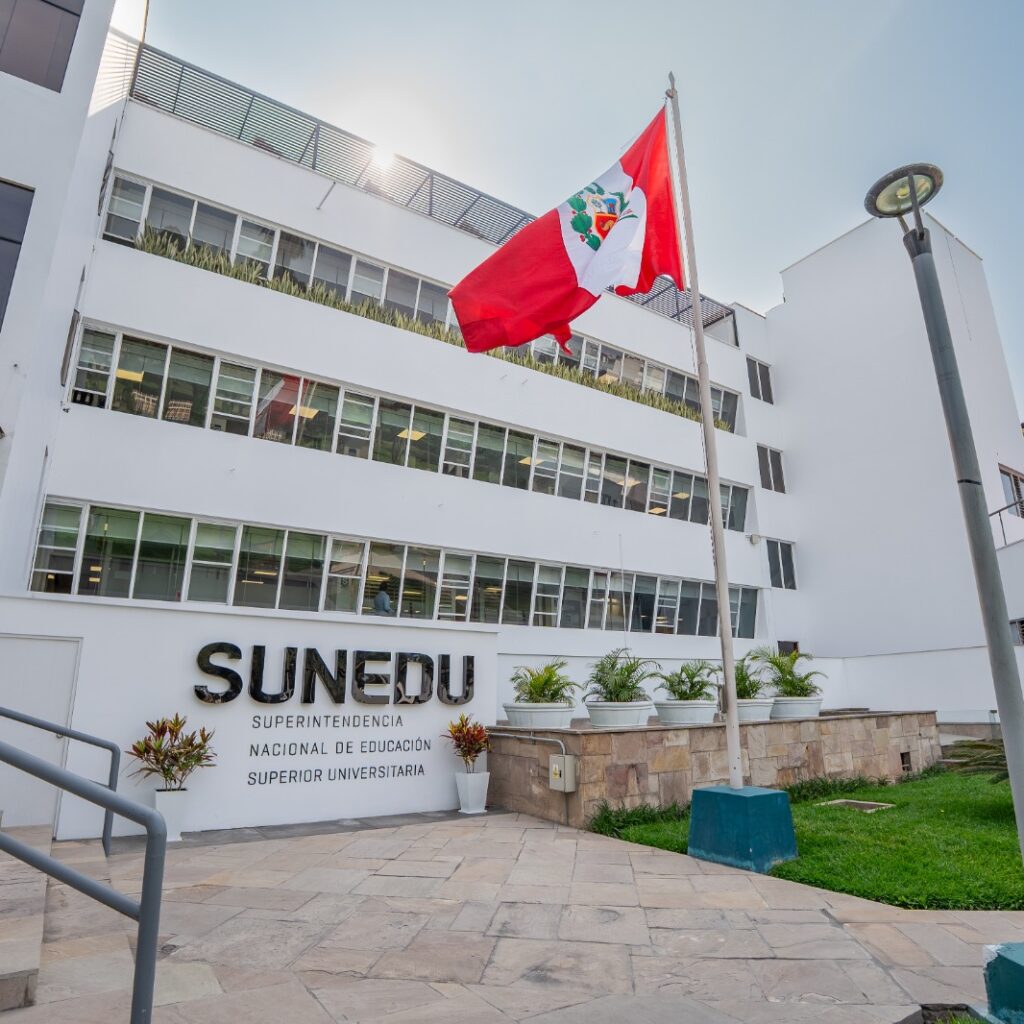 Sunedu sanciona a la Universidad Tecnológica de los Andes y otorga licencia a la Universidad Científica del Perú