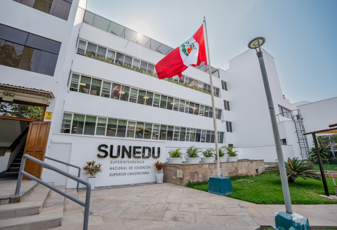 Sunedu sanciona a la Universidad Tecnológica de los Andes y otorga licencia a la Universidad Científica del Perú